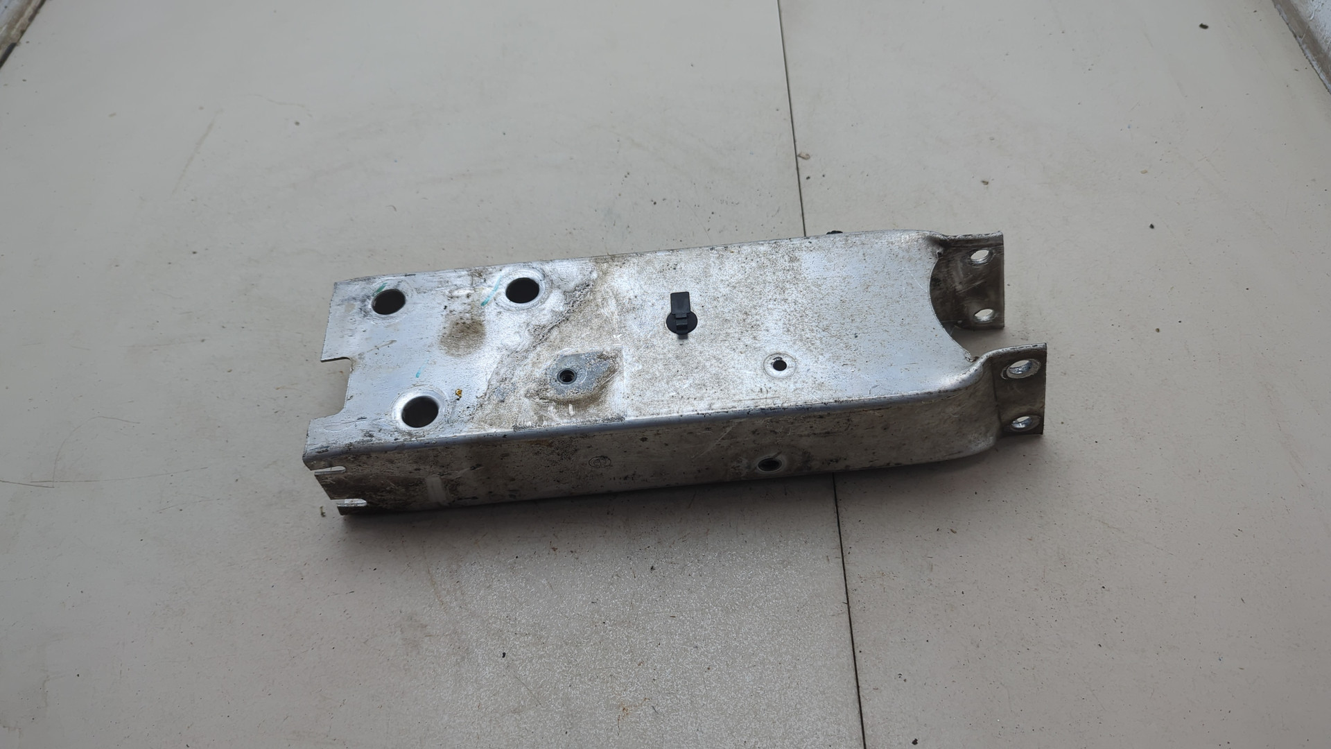 Кронштейн усилителя переднего бампера