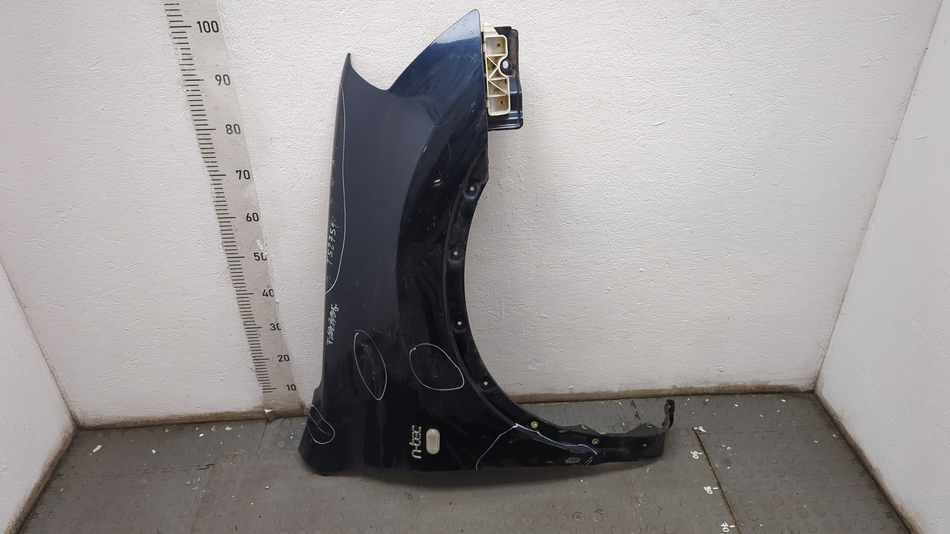 Крыло переднее правое