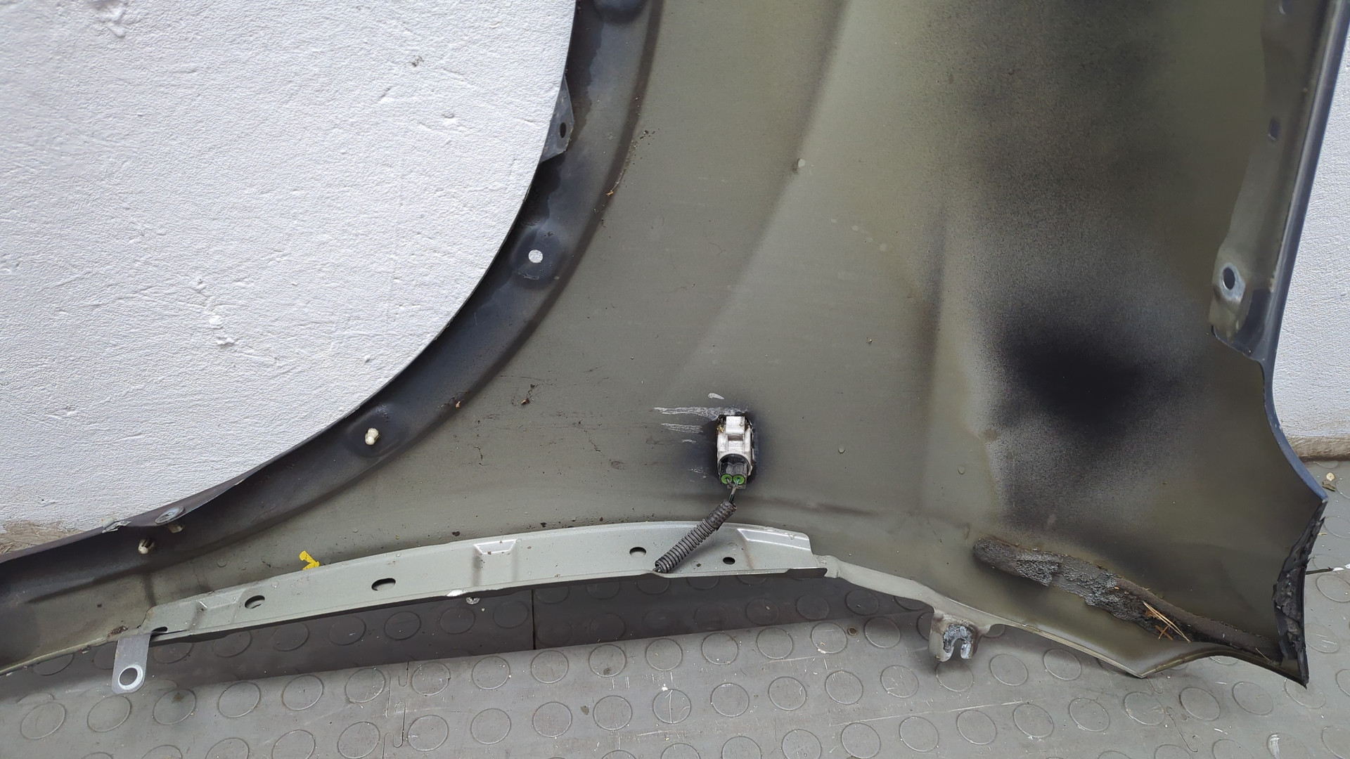 Крыло переднее правое