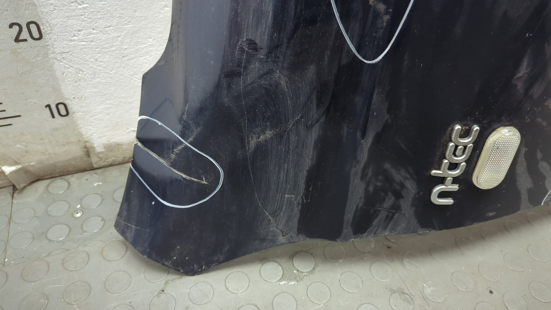 Крыло переднее правое