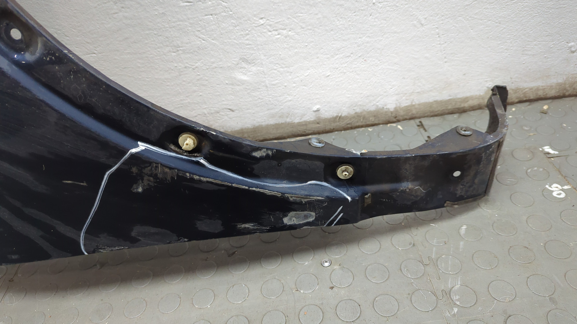 Крыло переднее правое