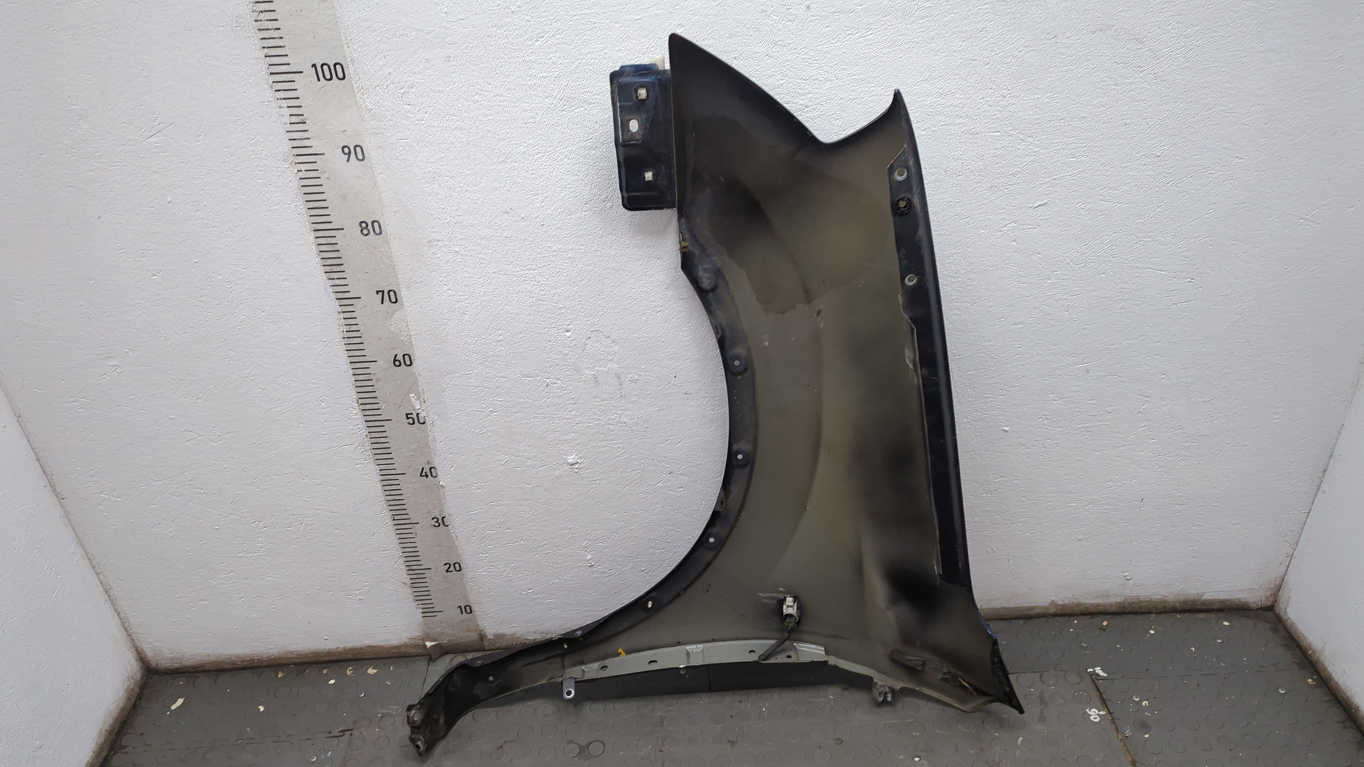 Крыло переднее правое