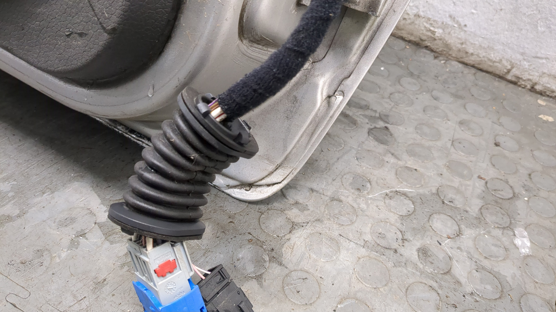 Дверь передняя левая