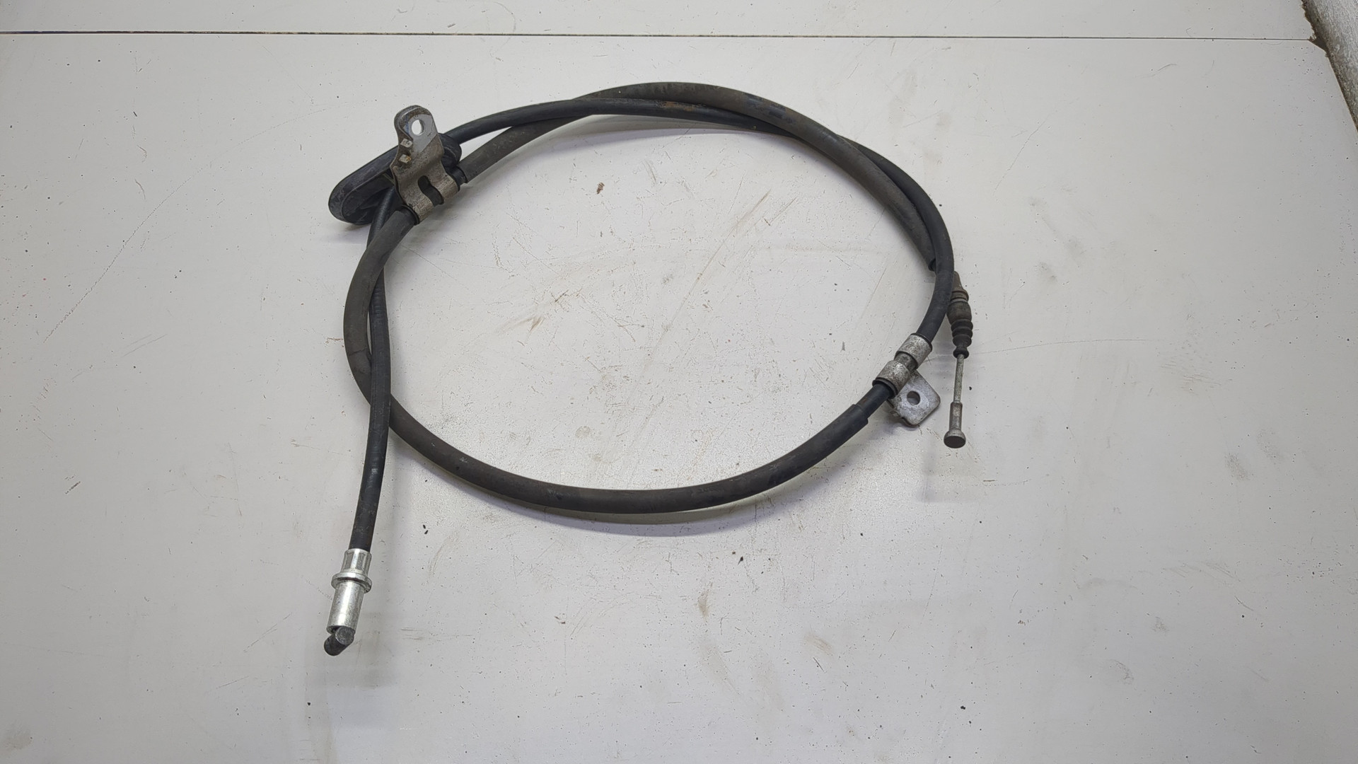 Трос стояночного тормоза