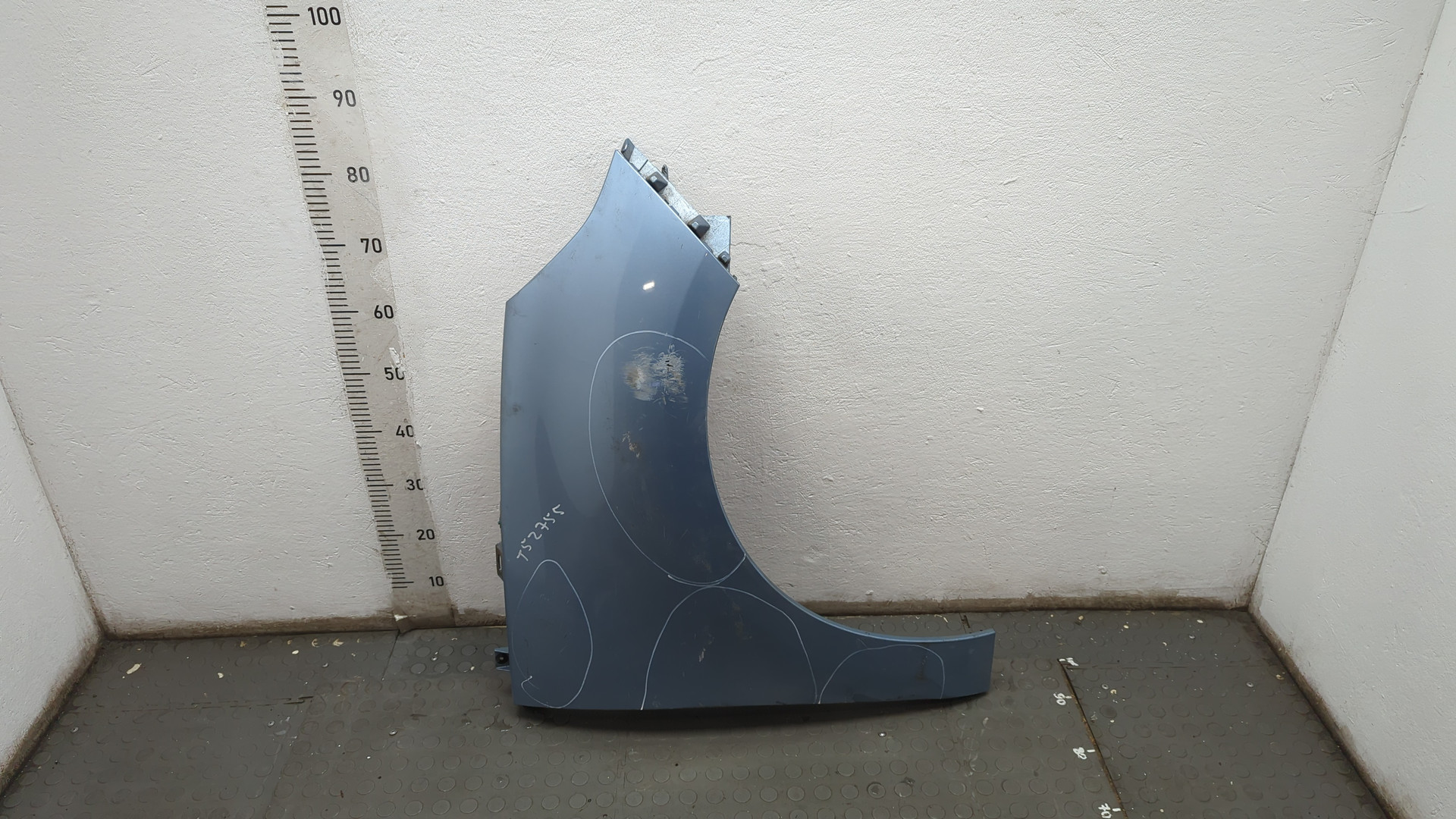 Крыло переднее правое