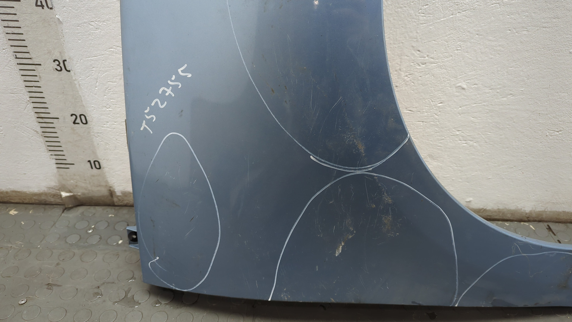 Крыло переднее правое