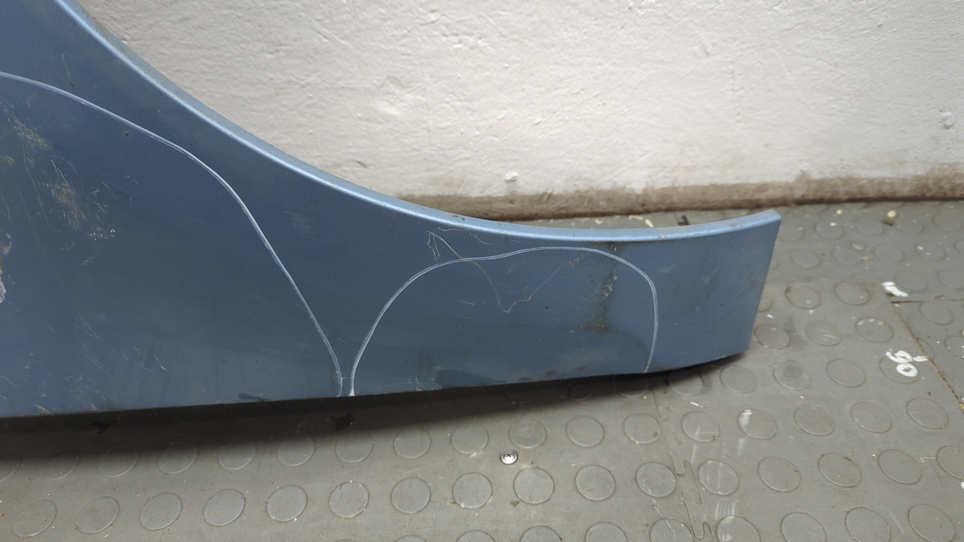 Крыло переднее правое