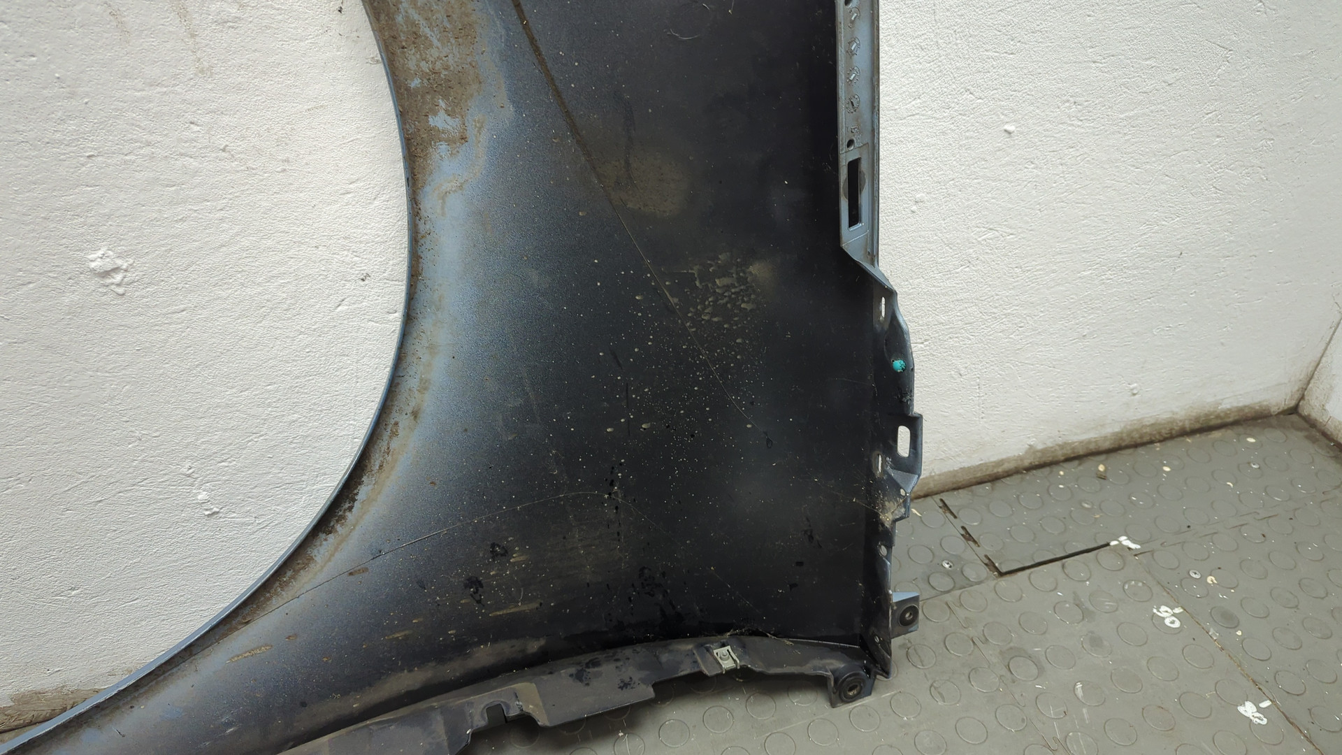 Крыло переднее правое