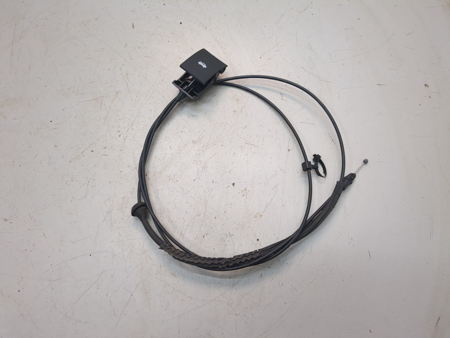 Ручка открывания капота