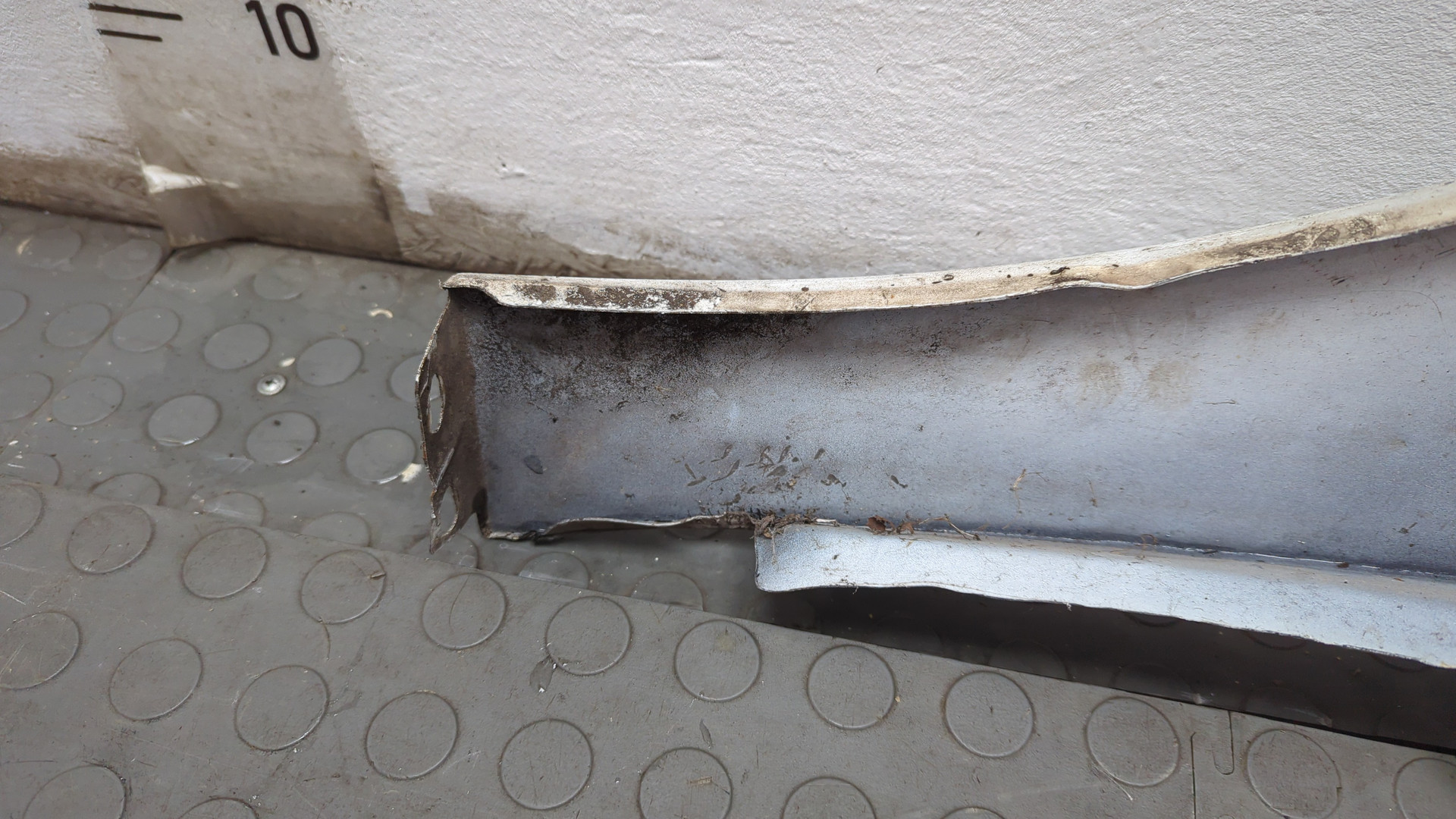 Крыло переднее правое