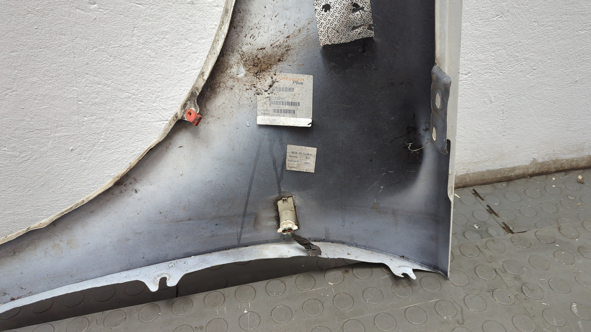 Крыло переднее правое