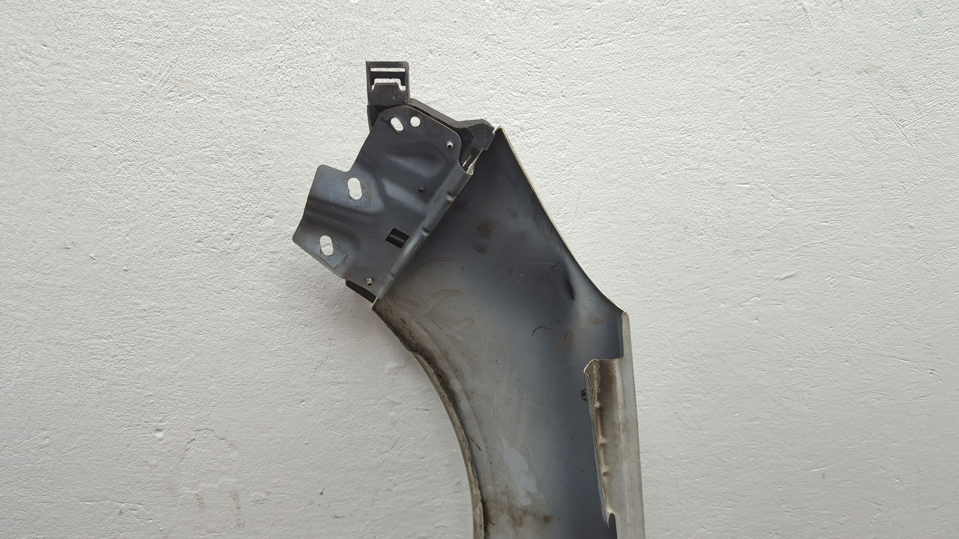 Крыло переднее правое