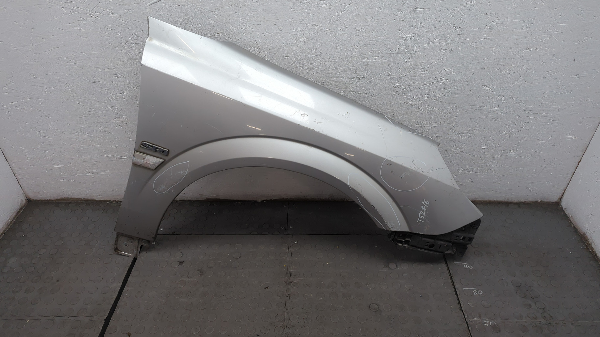 Крыло переднее правое