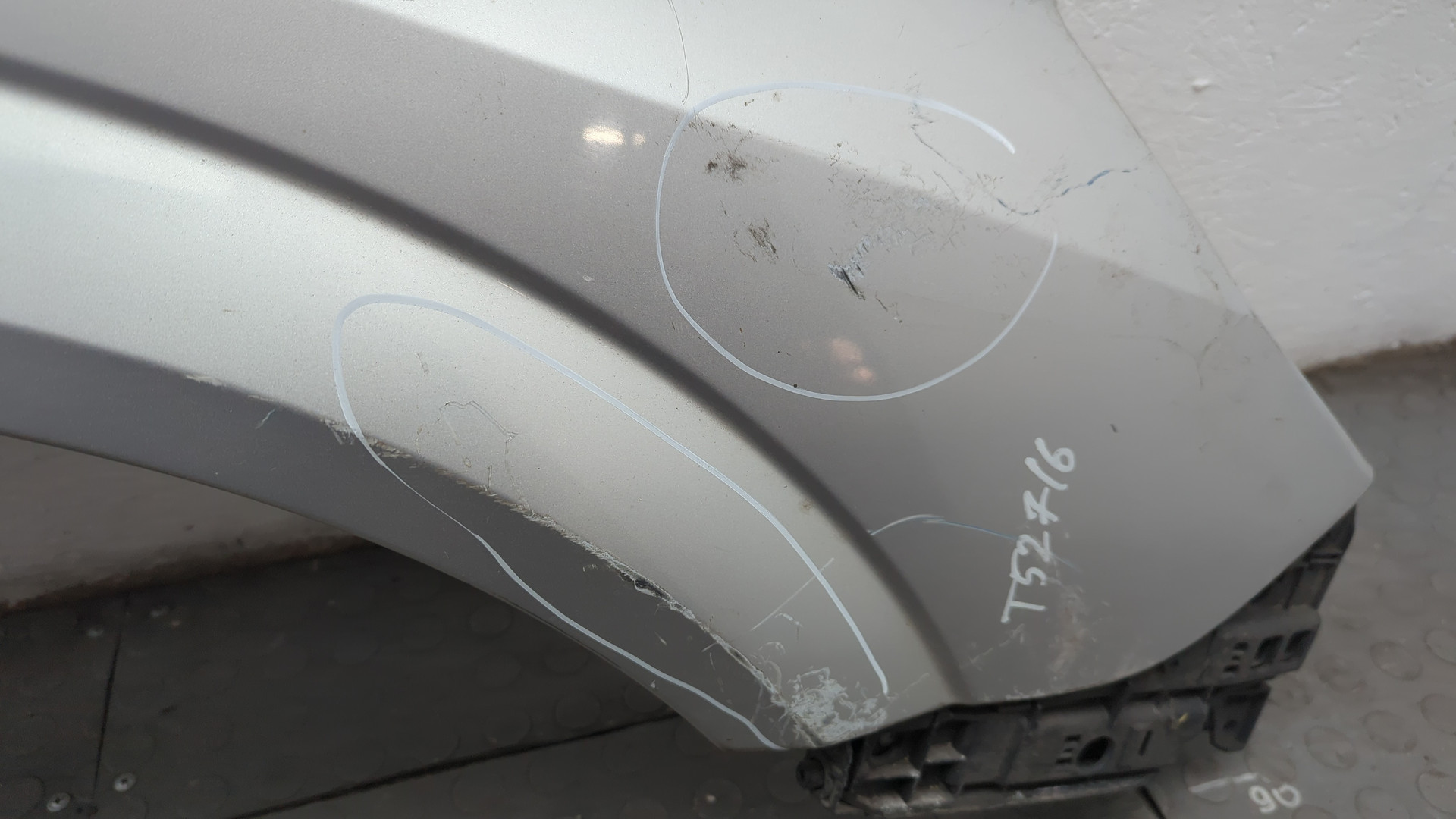 Крыло переднее правое