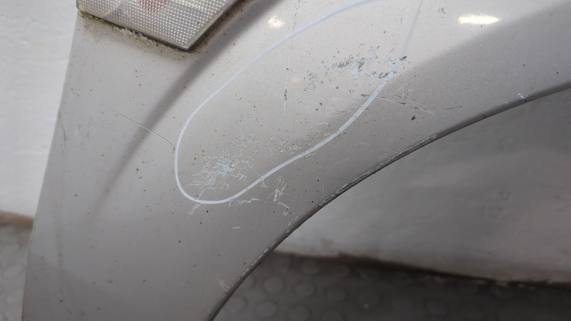 Крыло переднее правое