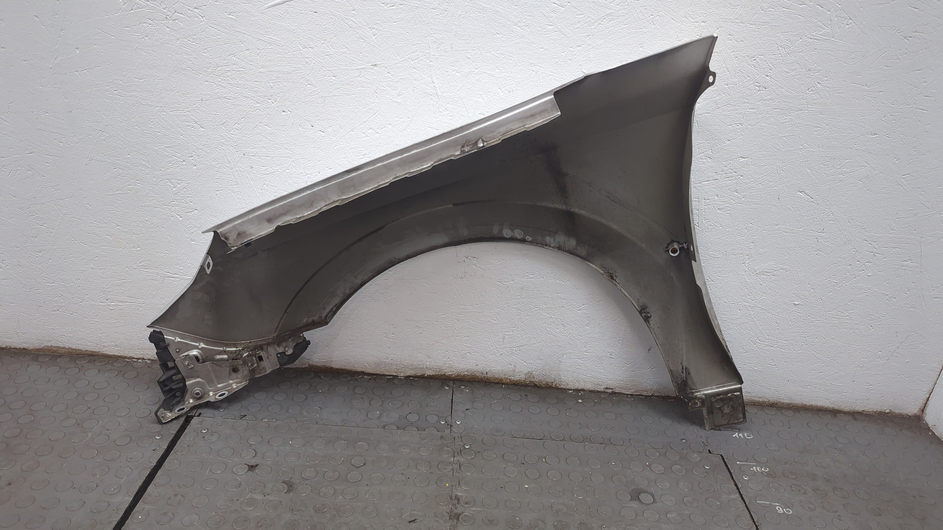 Крыло переднее правое