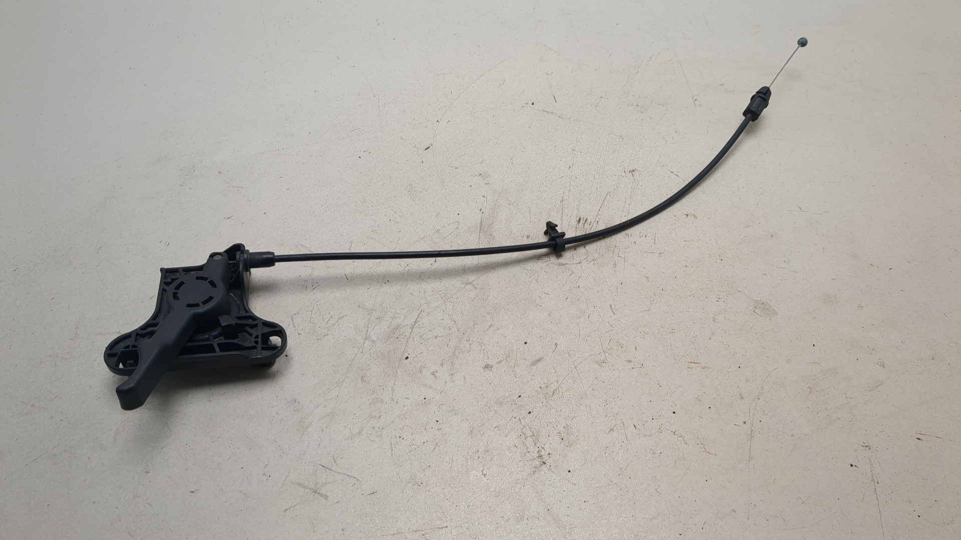 Трос открывания капота