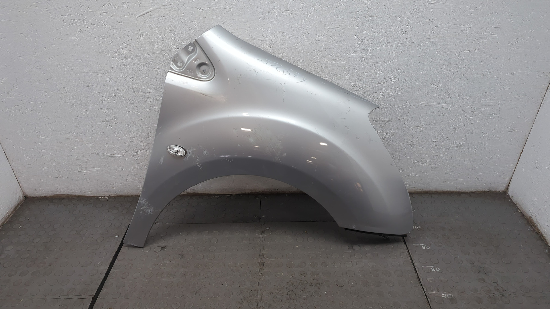 Крыло переднее правое