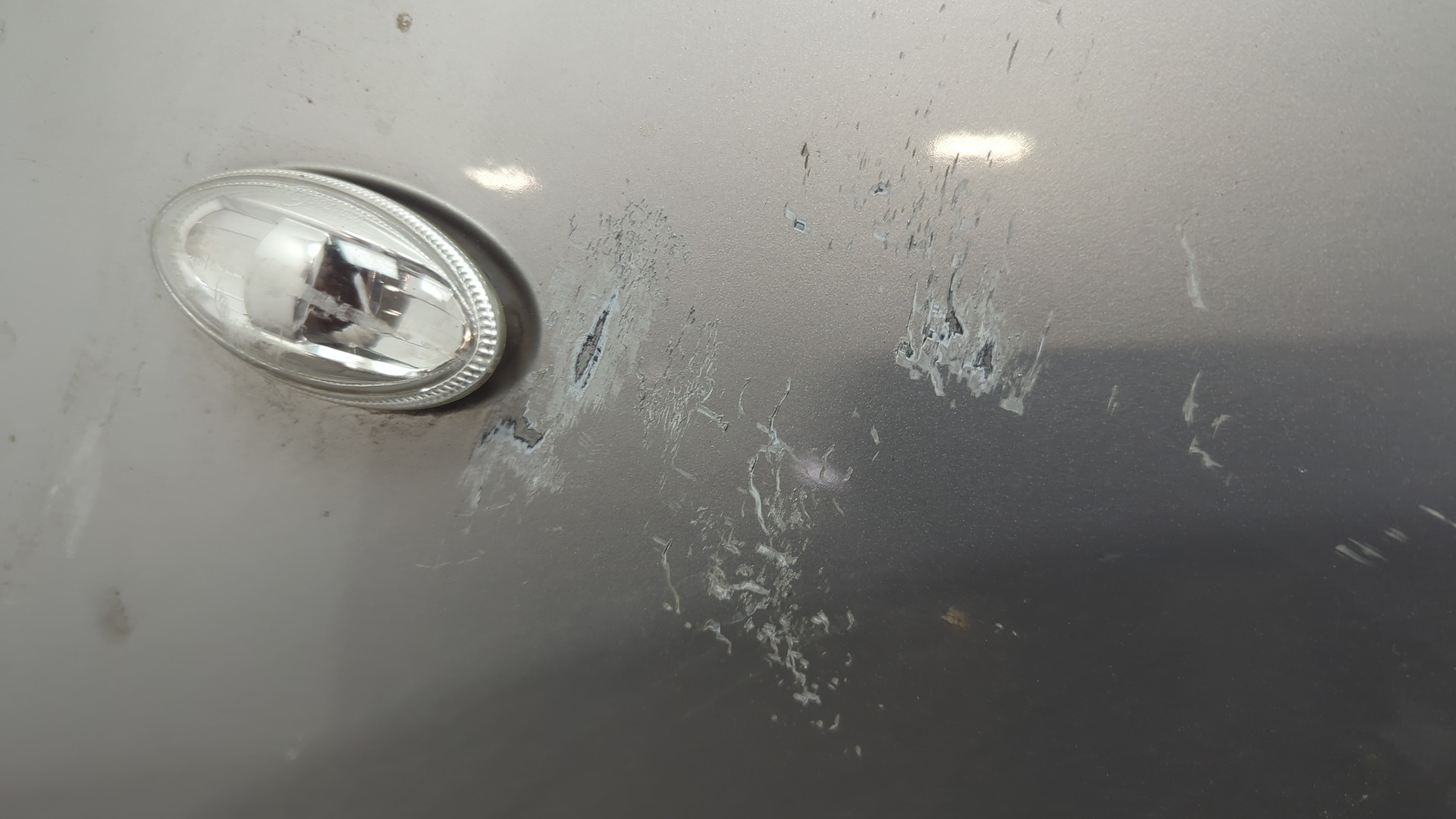 Крыло переднее правое