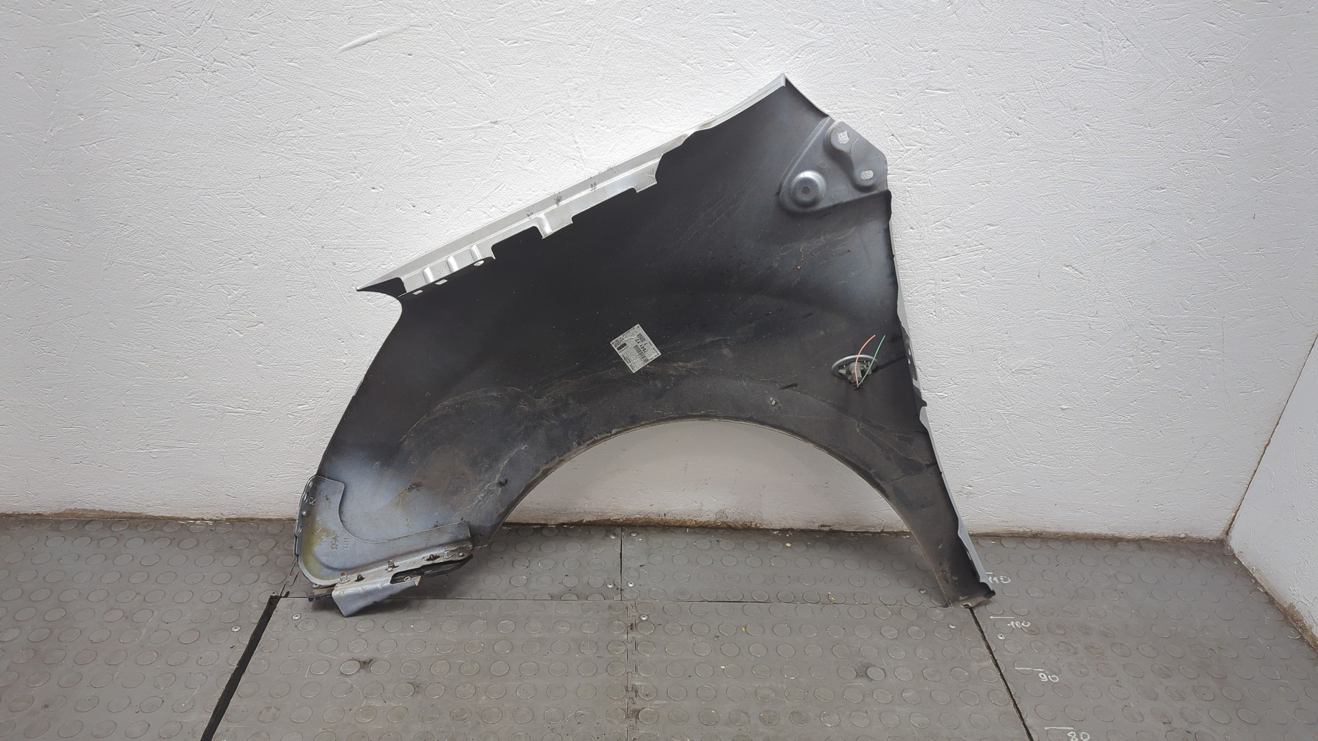 Крыло переднее правое