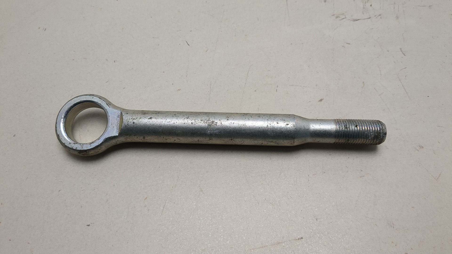 Крюк буксировочный