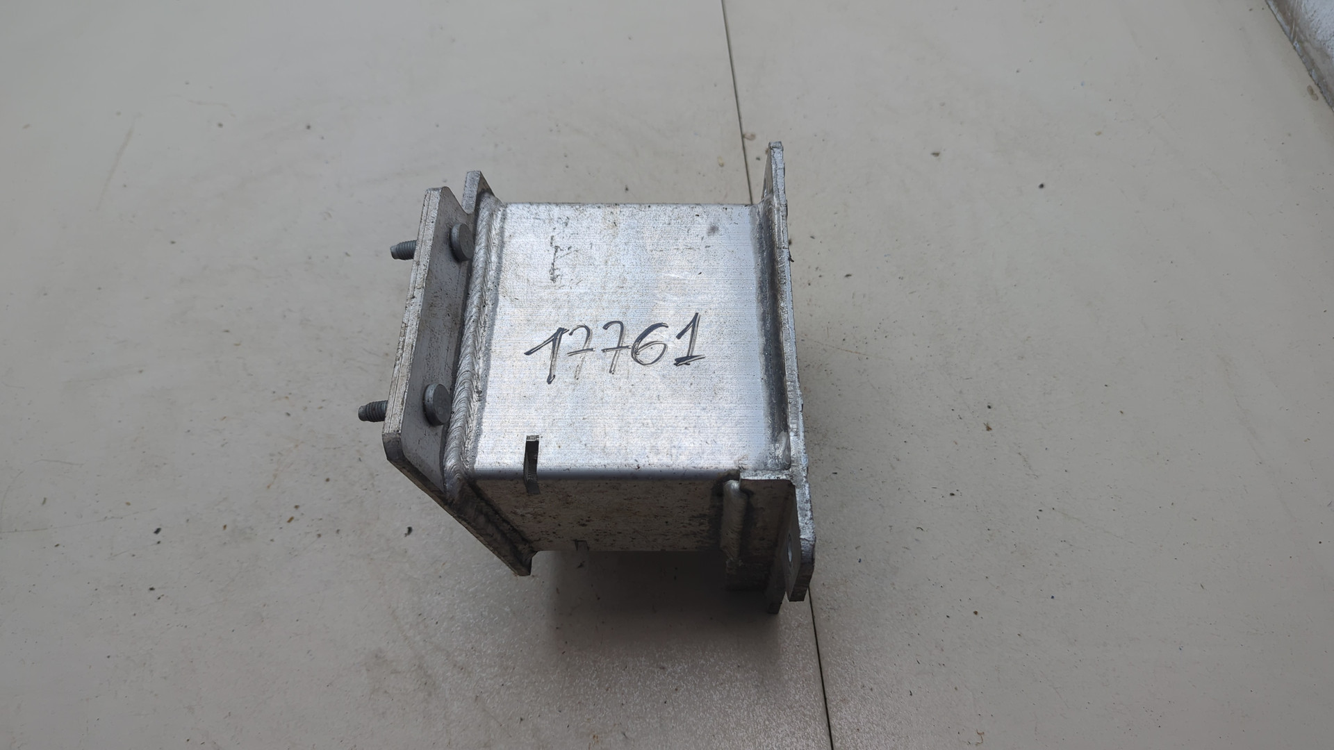 Кронштейн усилителя переднего бампера левый