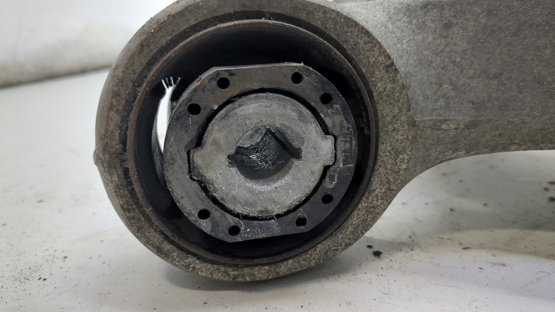 Рычаг задний правый