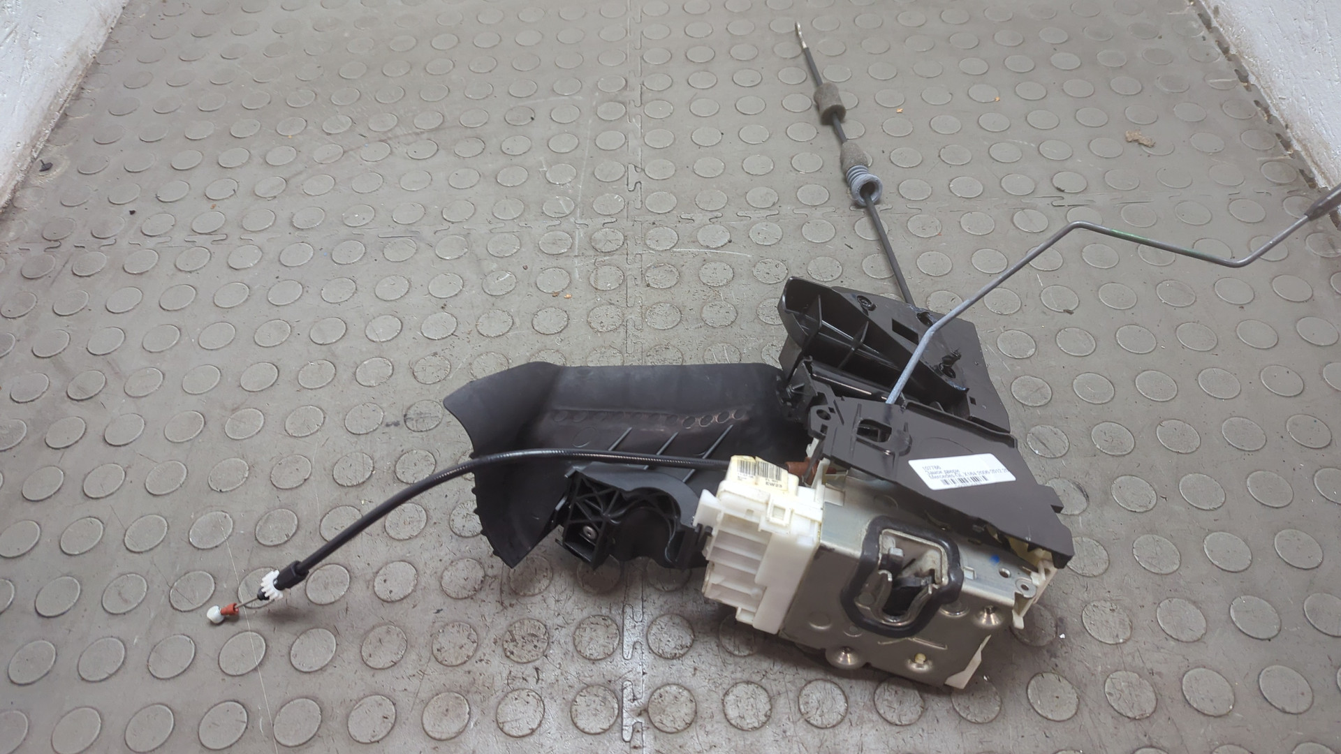 Замок двери передней левой