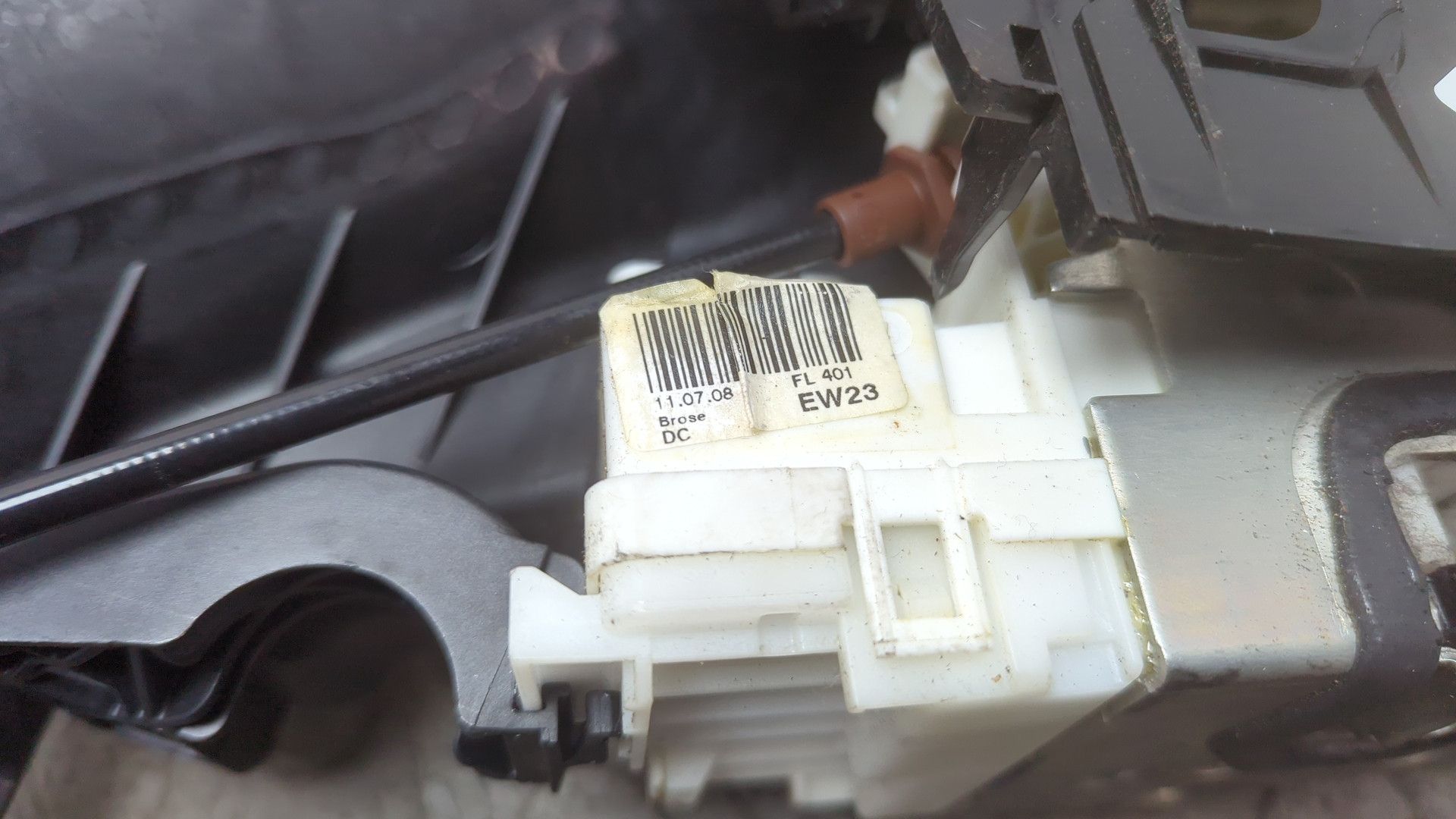 Замок двери передней левой