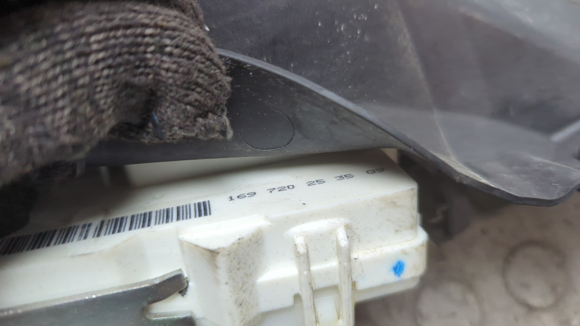 Замок двери передней левой