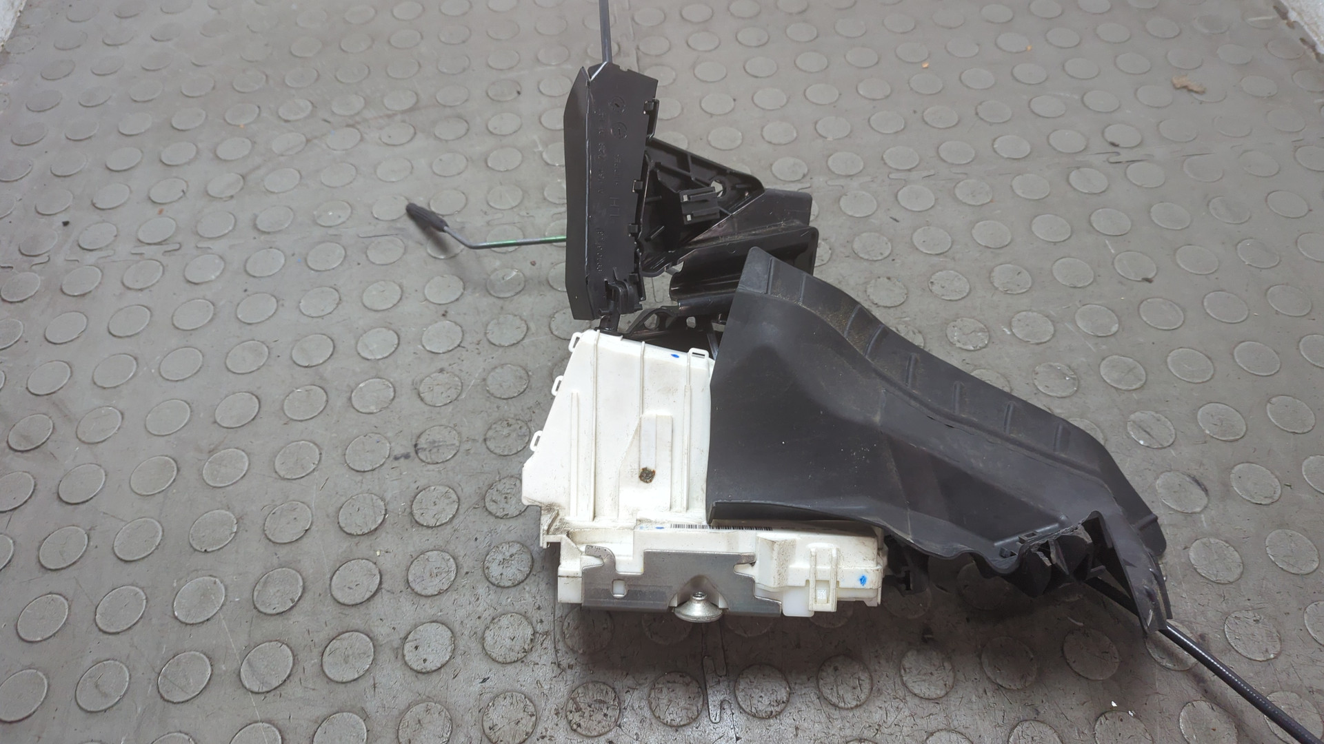 Замок двери передней левой