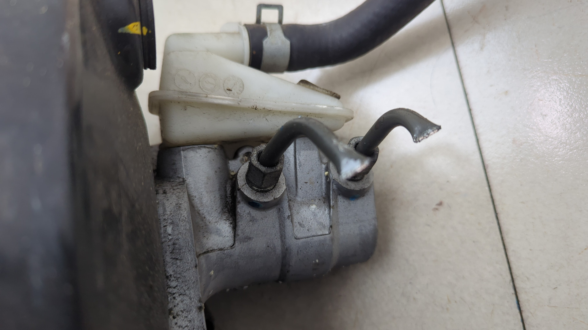 Цилиндр тормозной главный