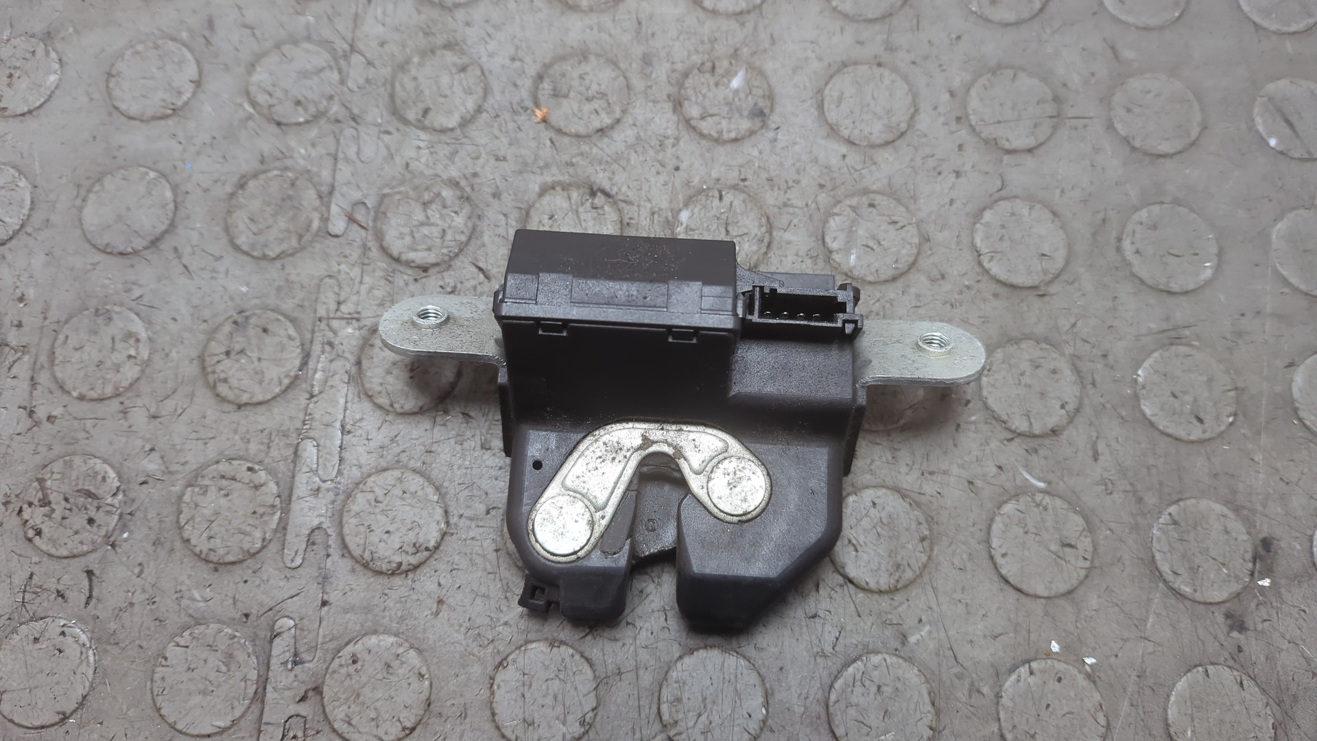 Замок багажника