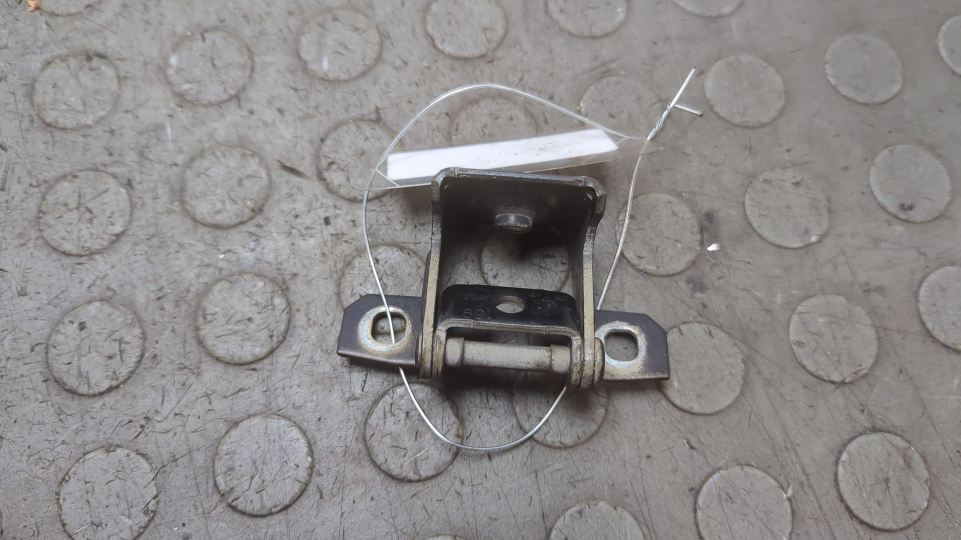 Петля крышки багажника