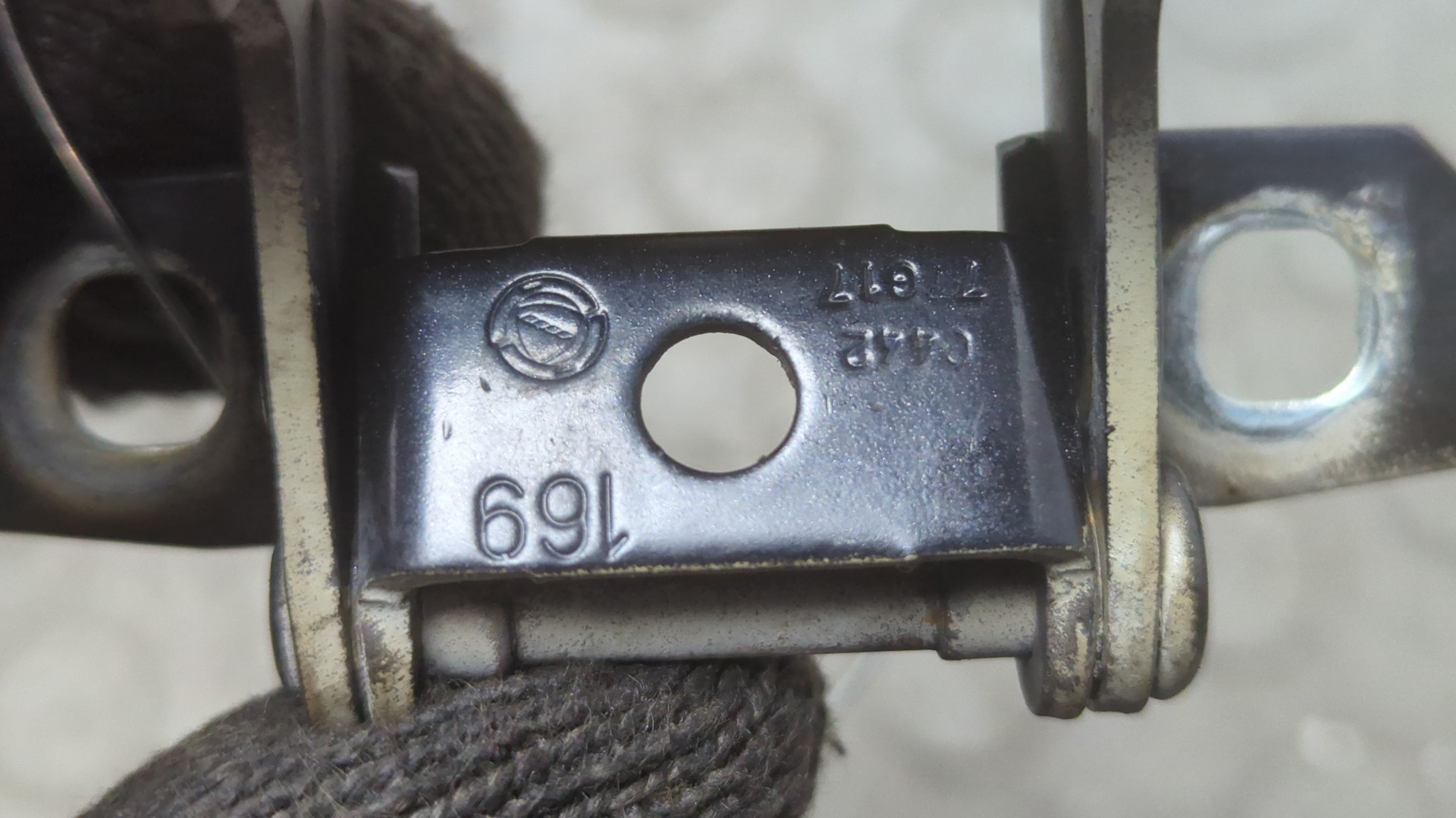 Петля крышки багажника