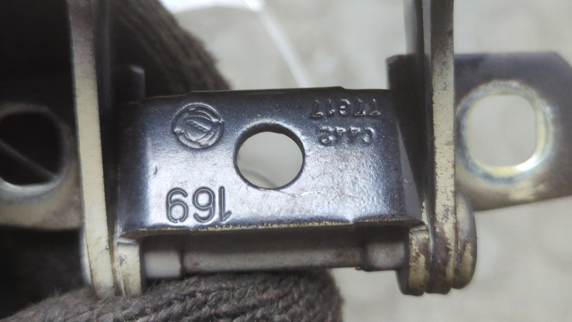 Петля крышки багажника