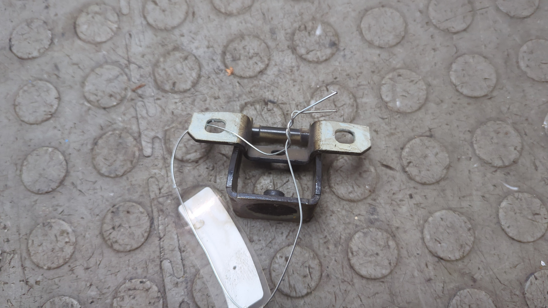 Петля крышки багажника