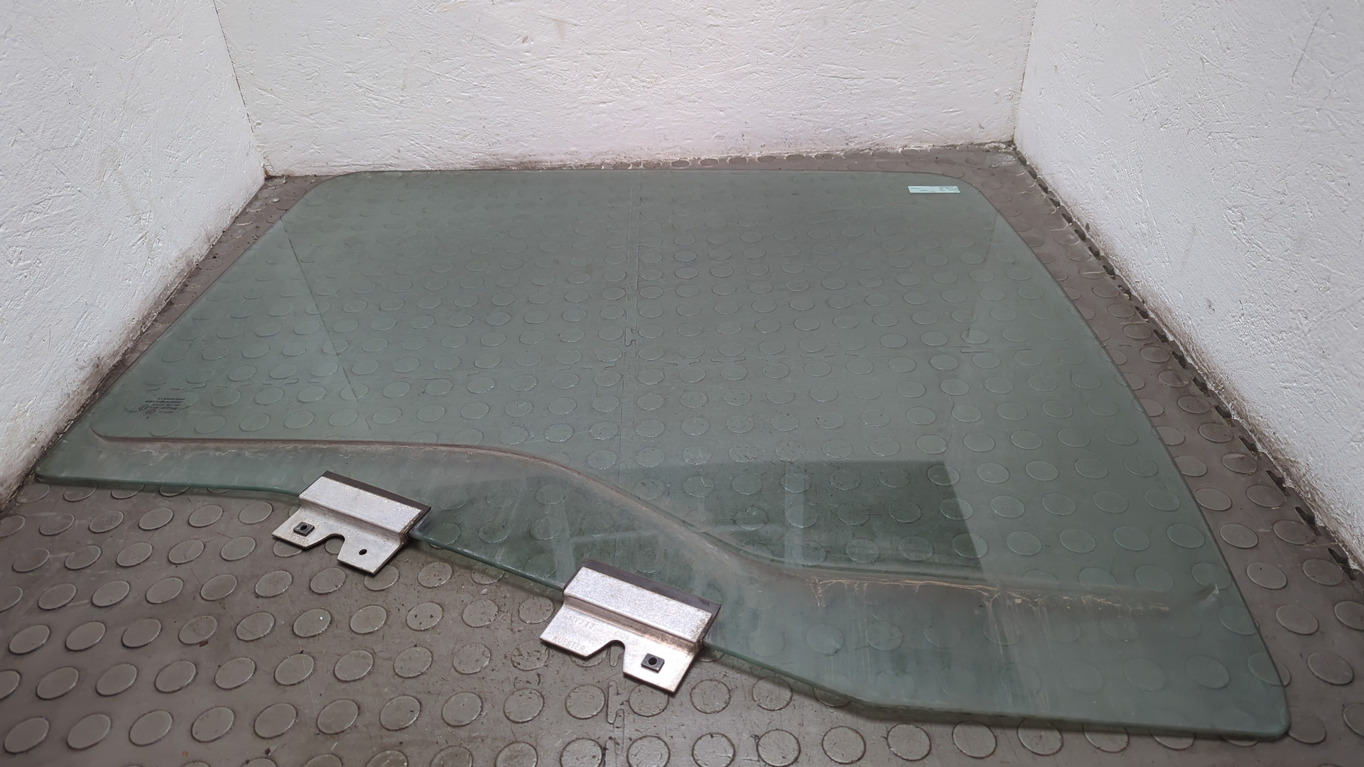 Стекло двери передней правой