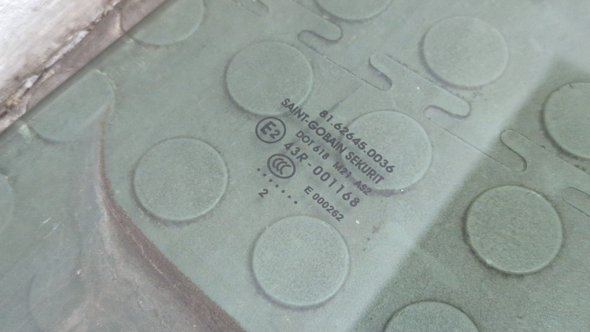 Стекло двери передней правой