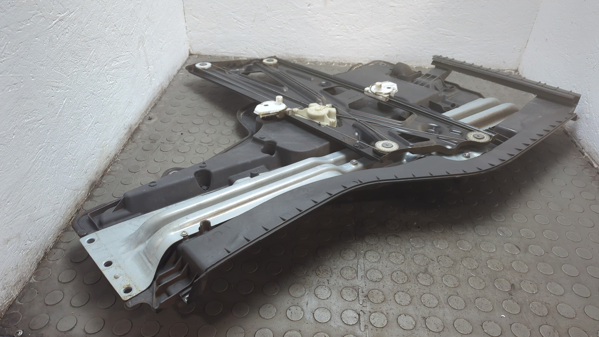 Стеклоподъемник электр. передний правый