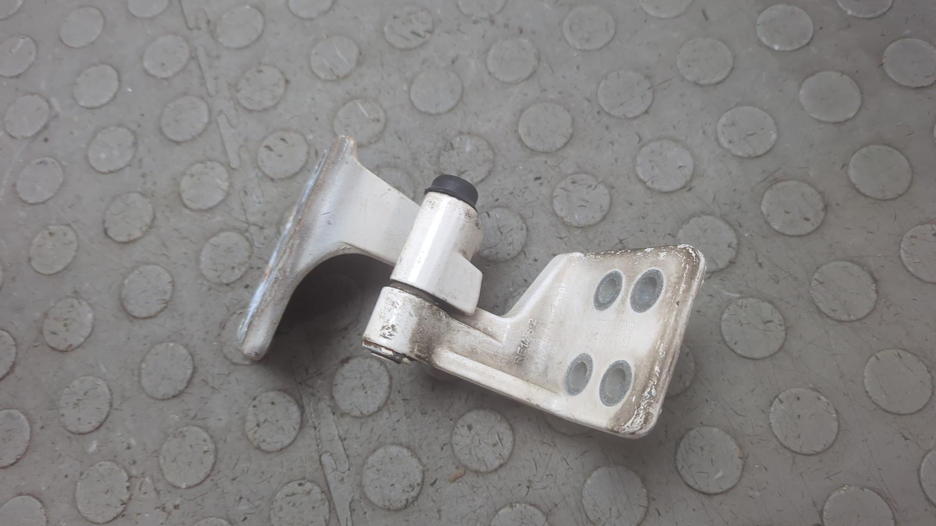 Петля двери