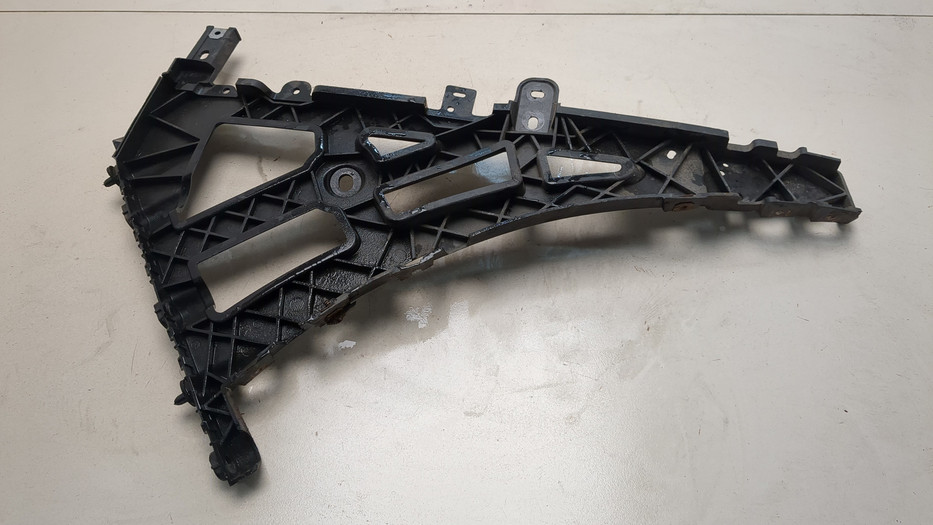 Кронштейн заднего бампера левый