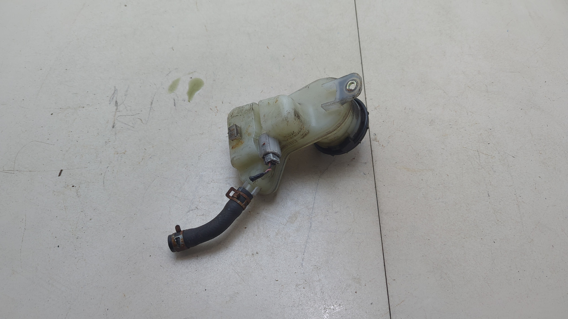 Бачок главного тормозного цилиндра