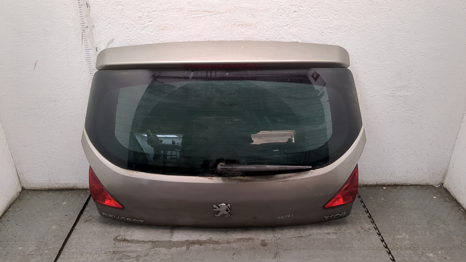 Дверь багажника