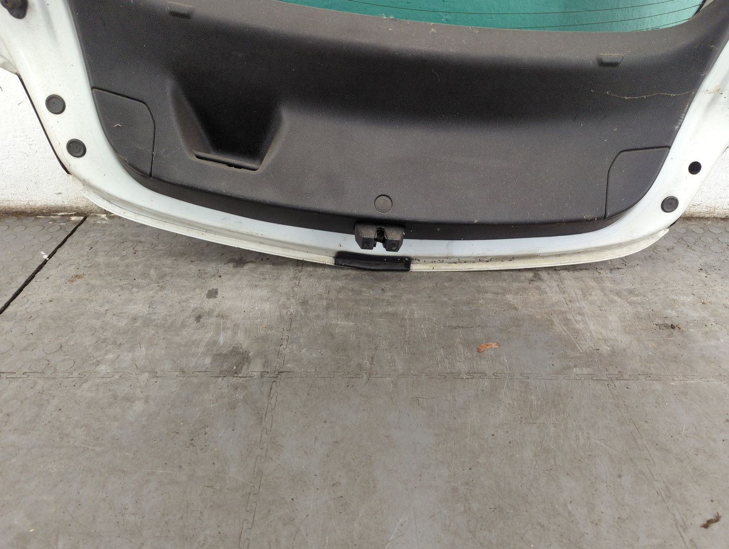 Дверь багажника