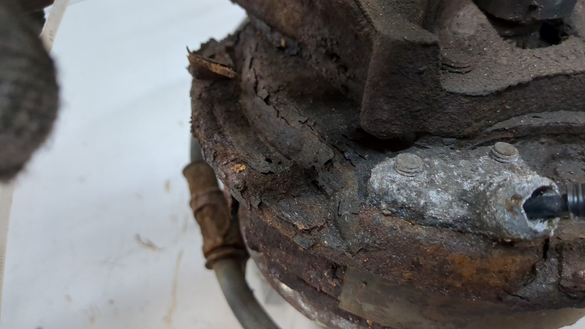 Кулак поворотный задний левый