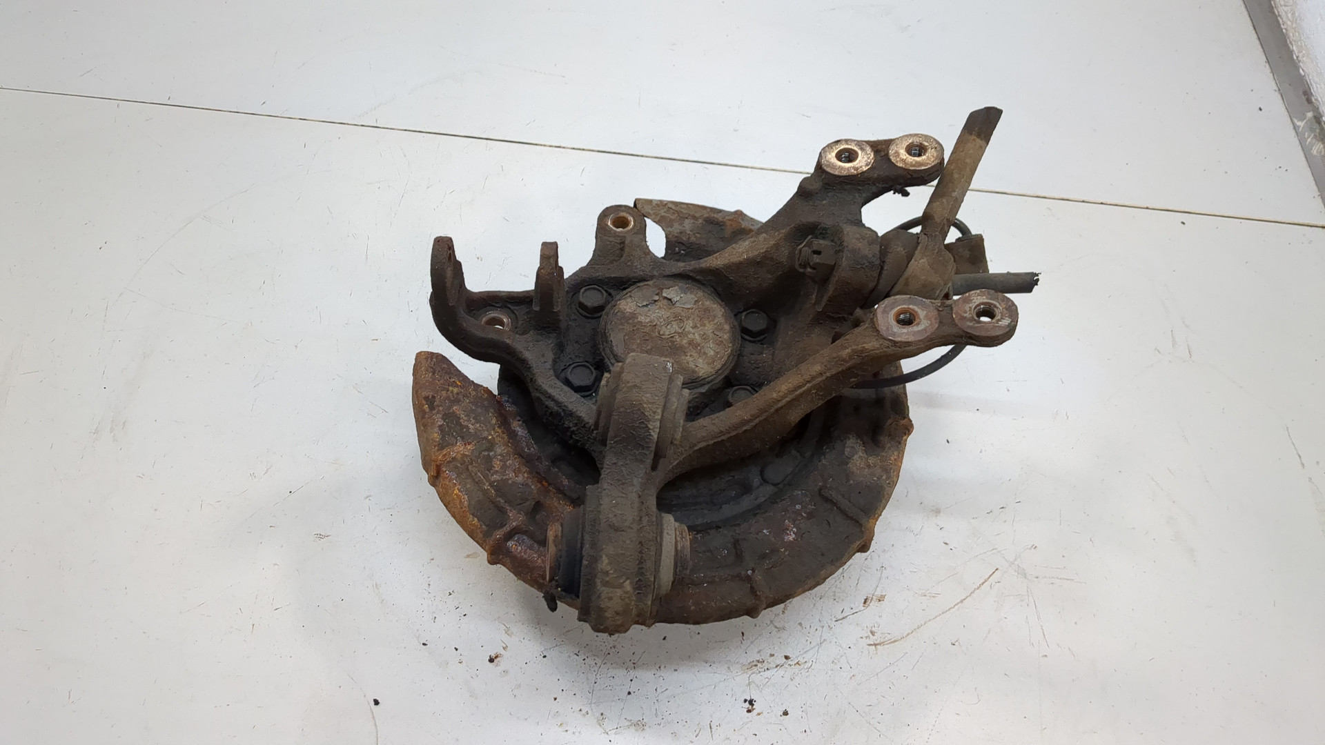 Кулак поворотный задний левый