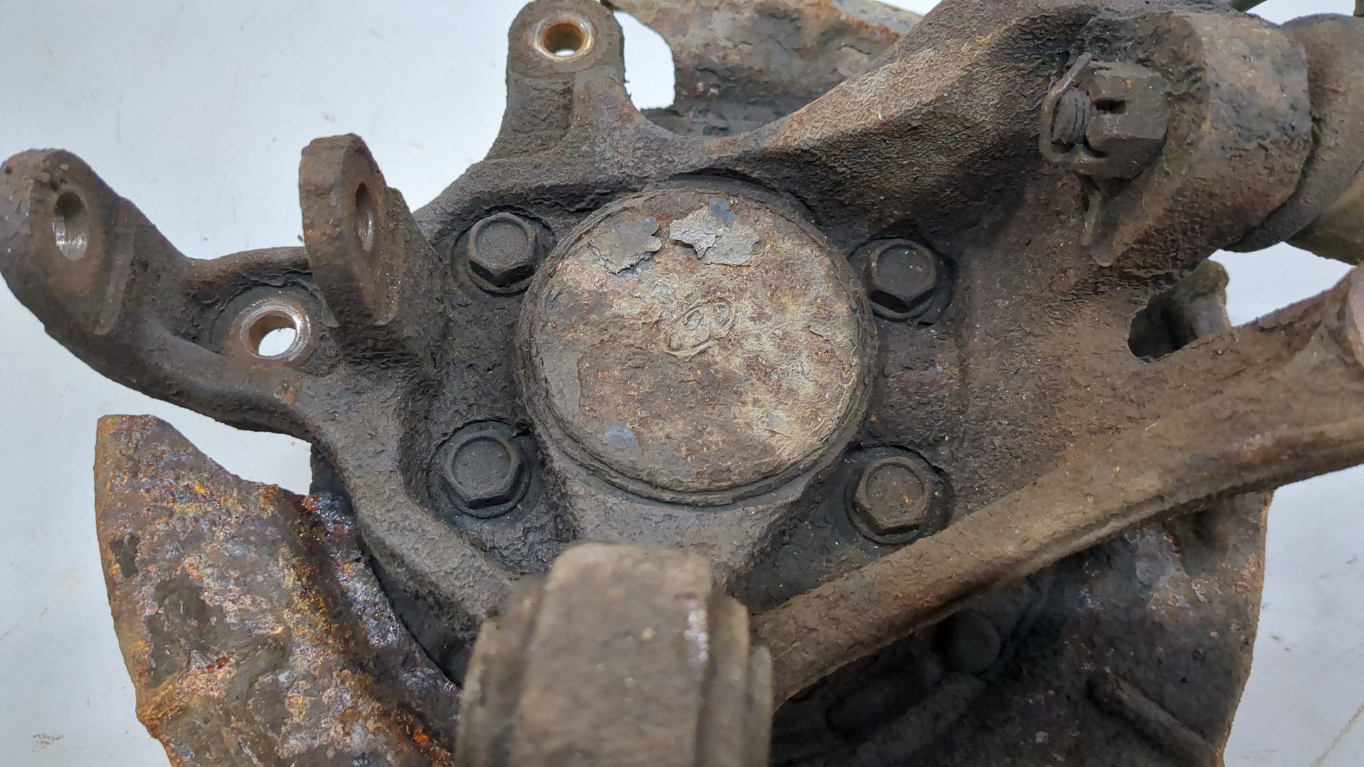 Кулак поворотный задний левый