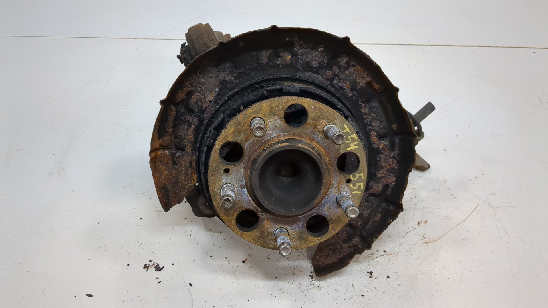 Кулак поворотный задний левый