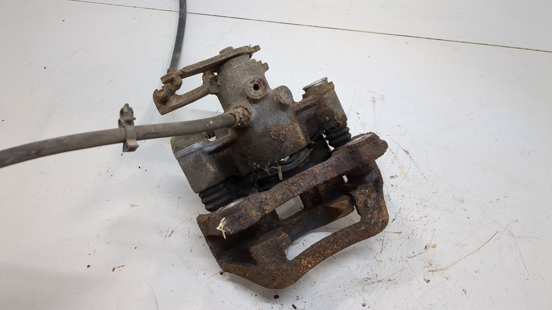 Суппорт задний левый